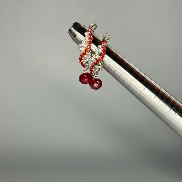 Red and White Pronged Jewel Earrings - Picture 3 of 3